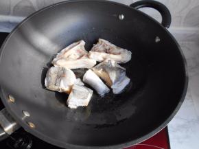 锅中放少许油，将河豚放入略煎制至表皮略略起黄壳关火。