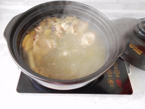 转砂锅，加入沸水，放入姜，葱，菊花大火煮后转小火慢炖约1个小时，至汤汁泛白。