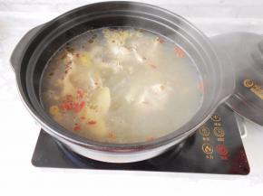 再放入枸杞开火准备开始涮食