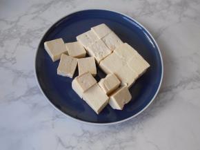 炖汤的过程中，我们将豆腐切成大方丁。