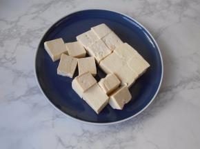 炖汤的过程中，我们将豆腐切成大方丁。