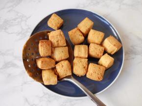 入油锅，炸成金黄的豆腐泡，捞出准备涮食。