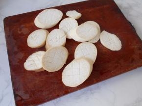 杏鲍菇斜刀切成大厚片，用刀在上面划几道井字格。