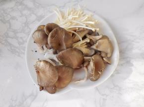 平菇和金针菇去根部洗净备用。