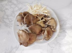 平菇和金针菇去根部洗净备用。