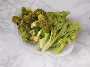 西兰花撕成小朵，生菜洗净备用。