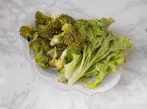 西兰花撕成小朵，生菜洗净备用。