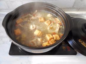 将炸好的豆泡先放入炖煮一会入味。