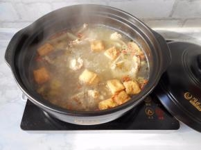 将炸好的豆泡先放入炖煮一会入味。
