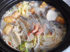 再根据需要放入杏鲍菇，虾等其它配菜边煮边吃即可。