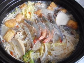 再根据需要放入杏鲍菇，虾等其它配菜边煮边吃即可。