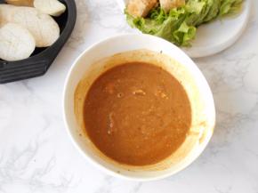 我们家喜欢配上一碗用花生酱，芝麻酱，红腐乳，蚝油，辣椒油调制的醮料，这个请根据自已的喜好。