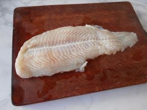 将龙利鱼解冻后切成小块。