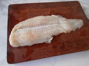 将龙利鱼解冻后切成小块。