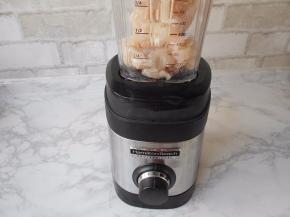 放入破壁机或料理机中。