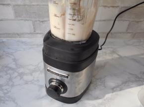 加入1/2个蛋清，1大勺料酒，少许胡椒粉，2勺淀粉搅打成细腻。