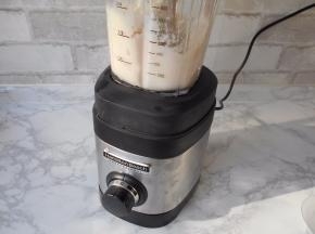 加入1/2个蛋清，1大勺料酒，少许胡椒粉，2勺淀粉搅打成细腻。