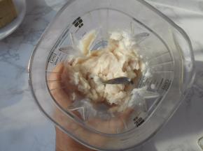 打完后的的鱼泥已经非常有弹性了。