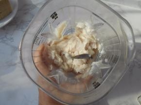 打完后的的鱼泥已经非常有弹性了。