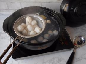 直到鱼丸都浮起熟后捞出备用。