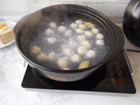 锅中水烧温热，用勺挖着鱼泥放入锅中，记住，要每次挖鱼泥时都将勺放在锅中的汤中沾一下，这样可以防止鱼泥沾勺。