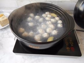 锅中水烧温热，用勺挖着鱼泥放入锅中，记住，要每次挖鱼泥时都将勺放在锅中的汤中沾一下，这样可以防止鱼泥沾勺。