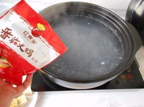 利用氽鱼丸的汤，去掉浮沫，倒入一袋番茄火锅底料。