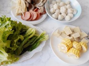 准备自已喜欢的配菜。玉米切段，冻豆腐切块，火腿切片，金针菇和平菇去根后撕成小段，油菜和生菜也清洗干净，大棵的油菜对剖开。