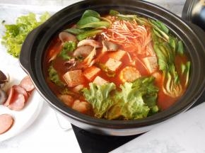 待食用时，配上平菇，金针菇，火腿等其它蔬菜一起涮制食用。