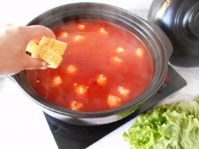 玉米和冻豆腐也提前放入煮一会。