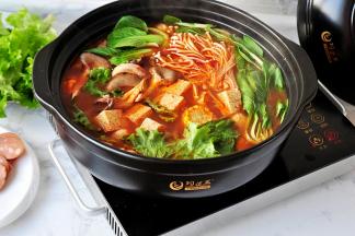 红红火火的一锅涮，大人孩童都可以食用，适合全家人。