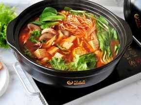 红红火火的一锅涮，大人孩童都可以食用，适合全家人。