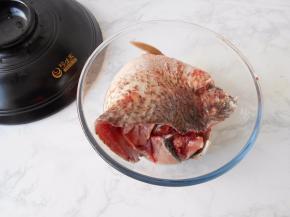 准备鲤鱼一条，请摊主代杀，我只让摊主分离了鱼骨，剁开了鱼头，两面的鱼肉是整条的，回家自已切片。