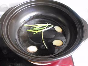 砂锅中放入少许油，加入香葱和姜片。