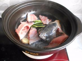 放入清洗过后的鱼头和鱼骨煎制。