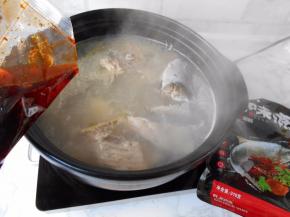 大火煮开后，转中小火慢炖至汤汁变白，我大约炖了一个小时，加入麻辣鱼调料。