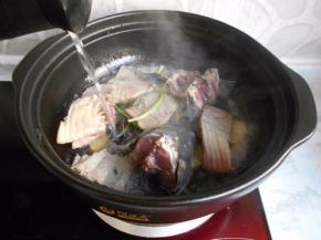 煎到鱼肉变色，外面微黄加入沸水。