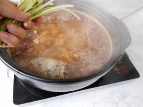 再加入一把香葱一块煮开后转小火煮制十分钟左右。