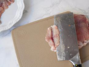 炖鱼的过程中，我们将鱼切成蝴蝶花状，即为将鱼皮向下，第一刀下去不切断，然后切第二刀切断，将鱼肉展开，就成蝴蝶状。