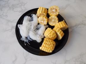 玉米切成小段，魔芋去掉汤汁洗一下备用。