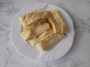 豆腐皮切成大段。