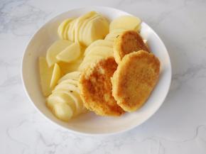 土豆去皮切成略厚的片，另外我还准备了豆饼。