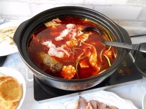 将土豆，豆腐皮，魔芋，豆芽等先放入提前煮制一会。