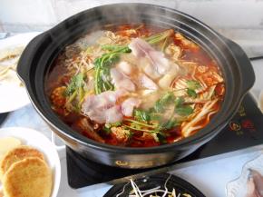 食用时，放入一棵香菜，再涮鱼片和其它蔬菜食用即可。