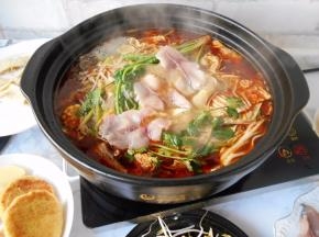 食用时，放入一棵香菜，再涮鱼片和其它蔬菜食用即可。