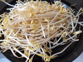 豆芽洗净备用。