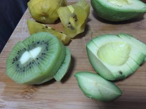 奇异果、牛油果切小片