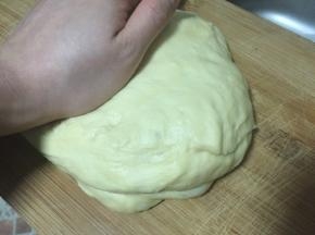 发酵好的面团取出，揉搓10分钟排气