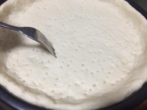 用叉子在面皮上轻按压出气孔，（可避免面皮在烤制过程膨起