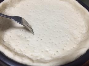 用叉子在面皮上轻按压出气孔，（可避免面皮在烤制过程膨起